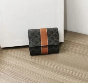 CELINE セリーヌ スモールトリフォールドウォレット(トリオンフ) タン（10D572BZ9.04LU ）CELINE スーパーコピー セリーヌ スモールトリフォールドウォレット(トリオンフ) タン（10D572BZ9.04LU ）