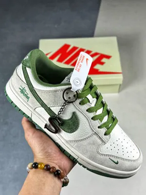 ナイキStussy x Nk SB Dunk Low DQ1098-340登場！