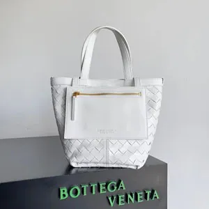 BOTTEGA VENETA ボッテガヴェネタ イントレチャートレザーのスモールトートバッグ チョーク（754916VCPP19104）