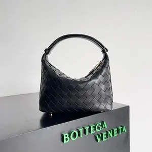 BOTTEGA VENETA ボッテガヴェネタ イントレチャートレザーのミニショルダーバッグ ブラック（754443V3IV18425）
