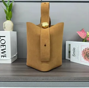 LOEWE ロエベ ペブル バケットバッグ ラージ（スエードカーフ）ブラウン BANBBBHX01
