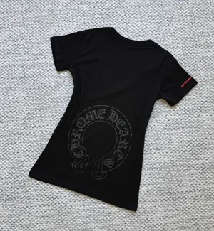 新モデル入荷しました！Chrome Heart レッドスクロール サンスクリット プリント Vネック 半袖Tシャツ ブラック（Chrome Hearts 5?）