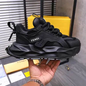 25ss新作 FENDI カジュアルスニーカー ブラック カウハイド ランニングシューズ（FENDI 5）