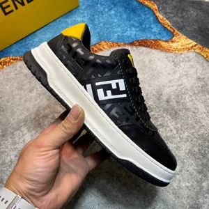 フェンディ フロー スニーカー ブラックレザースニーカー（FENDI 59）