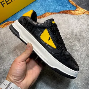 フェンディ マッチスニーカーシリーズ「アイズ バッグバグズ」ロゴ入りブラックスニーカー（FENDI 32）