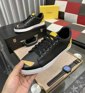 フェンディ メンズ カジュアルシューズ メンズ ローカット レースアップ スニーカー ホワイトとブラックの2色展開（FENDI 120）