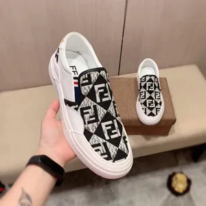 フェンディ スリッポンスニーカーシリーズ ブラック＆ホワイトスニーカー（FENDI 93）