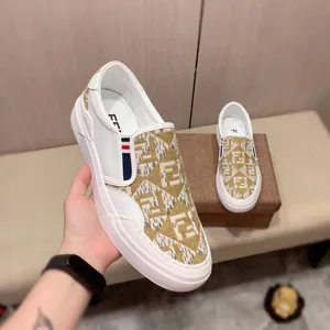 フェンディ スリッポンスニーカーシリーズ イエロー＆ホワイトスニーカー（FENDI 92）