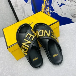 フェンディ ローマ シリーズ FENDI GRAPHY LOGO レターズ ブラックカーフスキンスリッパ（FENDI 241）