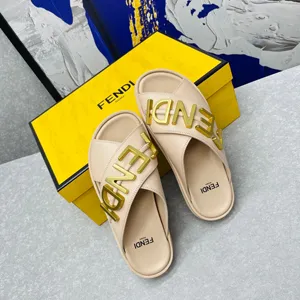 フェンディ ローマシリーズ FENDI GRAPHY LOGO レタード ピンクカーフスキンスリッパ（FENDI 240）