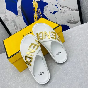 フェンディ ローマシリーズ フェンディ グラフィ ロゴ レターズ ホワイトカーフスキン スリッパ（FENDI 239）