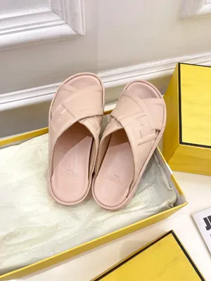 フェンディ ローマシリーズ ライトピンク カーフスキン クロススリッパ カップルスタイル（FENDI 237）