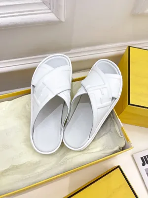 フェンディ ローマシリーズ ホワイトカーフスキン クロススリッパ カップルスタイル（FENDI 236）