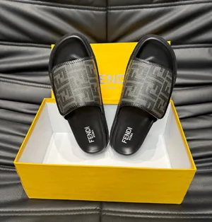 フェンディ ローマシリーズ メンズスリッパ ビーチサンダル ブラック（FENDI 174）
