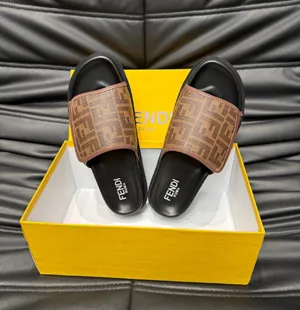 フェンディ ローマシリーズ メンズ スリッパ ビーチサンダル レッドブラウン（FENDI 176）