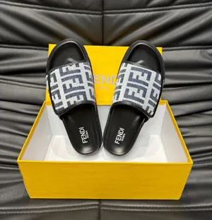 フェンディ ローマ シリーズ メンズスリッパ グレー（FENDI 177?）