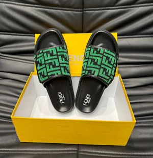 フェンディ ローマシリーズ メンズ スリッパ ビーチサンダル グリーン（FENDI 178?）