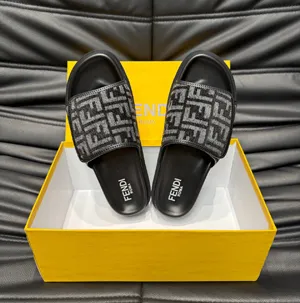 フェンディ ローマシリーズ メンズ スリッパ ビーチサンダル ブラック（FENDI 179）