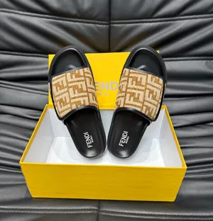 フェンディ ローマシリーズ メンズスリッパ ビーチサンダル ライトブラウン（FENDI 180）