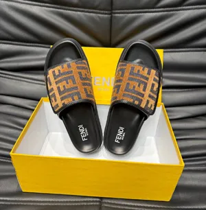 フェンディ ローマシリーズ メンズスリッパ ビーチサンダル ブラウン（FENDI 181）