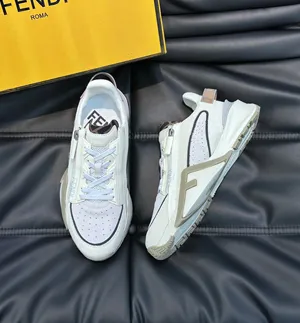 フェンディ フローシリーズ スニーカー ピンク＆パープルのスエード製ランニングシューズ（FENDI 72）
