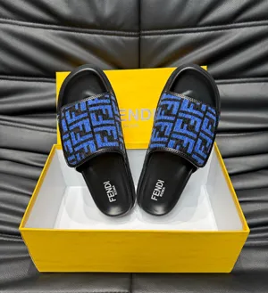 フェンディ ローマシリーズ メンズスリッパ ビーチサンダル ブルー（FENDI 182?）