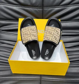フェンディ ローマシリーズ メンズスリッパ ビーチサンダル ベージュ（FENDI 183）
