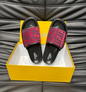 フェンディ ローマ シリーズ メンズスリッパ ビーチサンダル ローズレッド（FENDI 186）