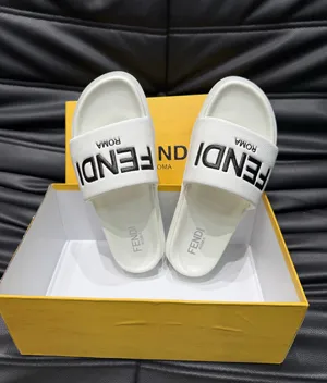 フェンディ ローマ シリーズ メンズスリッパ ビーチサンダル ホワイト（FENDI 187）