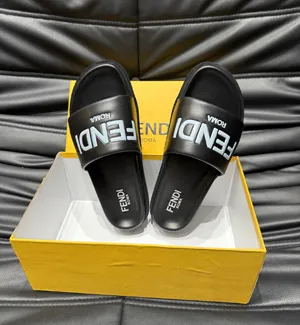 フェンディ ローマ シリーズ メンズスリッパ ビーチサンダル ブラック（FENDI 189）