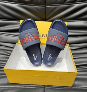 フェンディ ローマ シリーズ メンズスリッパ ビーチサンダル ネイビーブルー（FENDI 190）