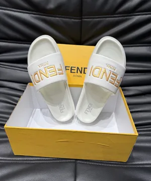 フェンディ ローマ シリーズ メンズスリッパ ビーチサンダル ホワイト（FENDI 188）