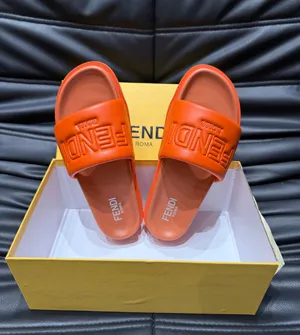 フェンディ ローマ シリーズ メンズスリッパ ビーチサンダル ブルー（FENDI 193）