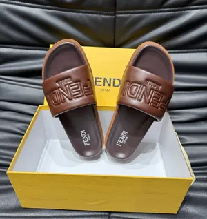 フェンディ ローマ シリーズ メンズ スリッパ ビーチサンダル ブラウン（FENDI 194）