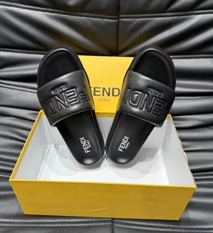 フェンディ ローマ シリーズ メンズ スリッパ ビーチサンダル ブラック（FENDI 197）