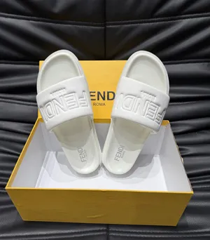 フェンディ ローマ シリーズ メンズ スリッパ ビーチサンダル ホワイト（FENDI 198）