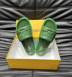 フェンディ ローマ シリーズ メンズスリッパ ビーチサンダル グリーン（FENDI 199）