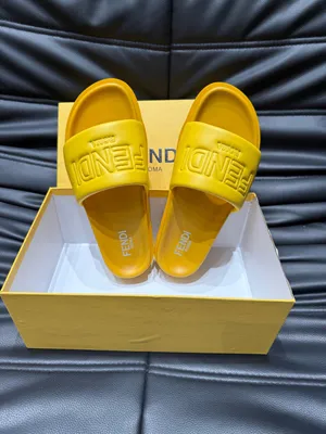 フェンディ ローマ シリーズ メンズ スリッパ ビーチサンダル イエロー（FENDI 200）