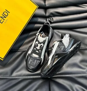 フェンディ フロー シリーズ スニーカー ブラック＆グレーのレザーランニングシューズ（FENDI 79）