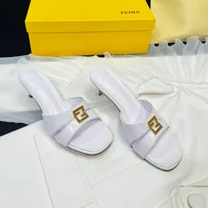 フェンディ ローマ シリーズ フォールド ホワイトレザー ミディアムヒール サンダル（8R8538NA7F1NY8）
