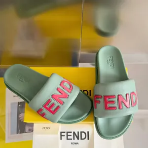 フェンディ ローマシリーズ グリーン グレインドカーフスキン スリッパ カップルスタイル（FENDI 234?）