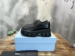 プラダ レトロ ブラック パテントレザー ローファー ブリティッシュスタイル レースアップシューズ（Prada 99）