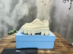 プラダ レトロ ベージュ パテントレザー ローファー ブリティッシュスタイル レースアップシューズ（Prada 98）