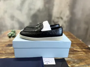 プラダ レディース グレインカーフスキン スリッポンローファー ブラック（Prada 75）