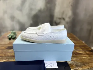 プラダ レディース グレインカーフスキン スリッポンローファー ホワイト（Prada 74）