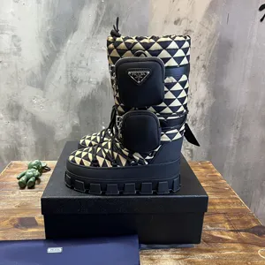プラダ アプレ ナイロン トライアングルロゴ ミッドカット スノーブーツ、ブラック＆ベージュ（Prada 68）