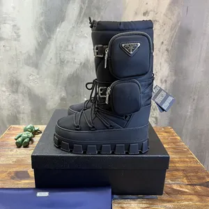 プラダ アプレ ナイロン トライアングルロゴ ミッドカット スノーブーツ、ブラック（Prada 70）