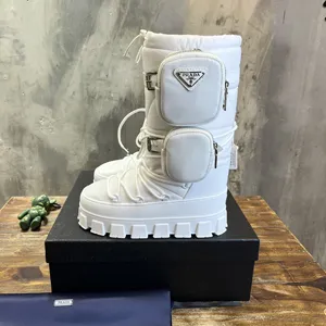 プラダ アプレ ナイロン トライアングルロゴ ミッドカット スノーブーツ ホワイト（Prada 69）