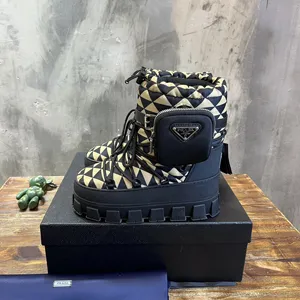 プラダ アプレ ナイロン トライアングルロゴ ショート スノーブーツ ブラック ベージュ（Prada 63）