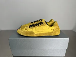 PRADA Collapse シリーズ ランウェイスタイル 軽量 薄型ソール ラウンドトゥ レースアップ ローカット カジュアルシューズ イエロー（2EG479_D7C_F0388_F_G001）